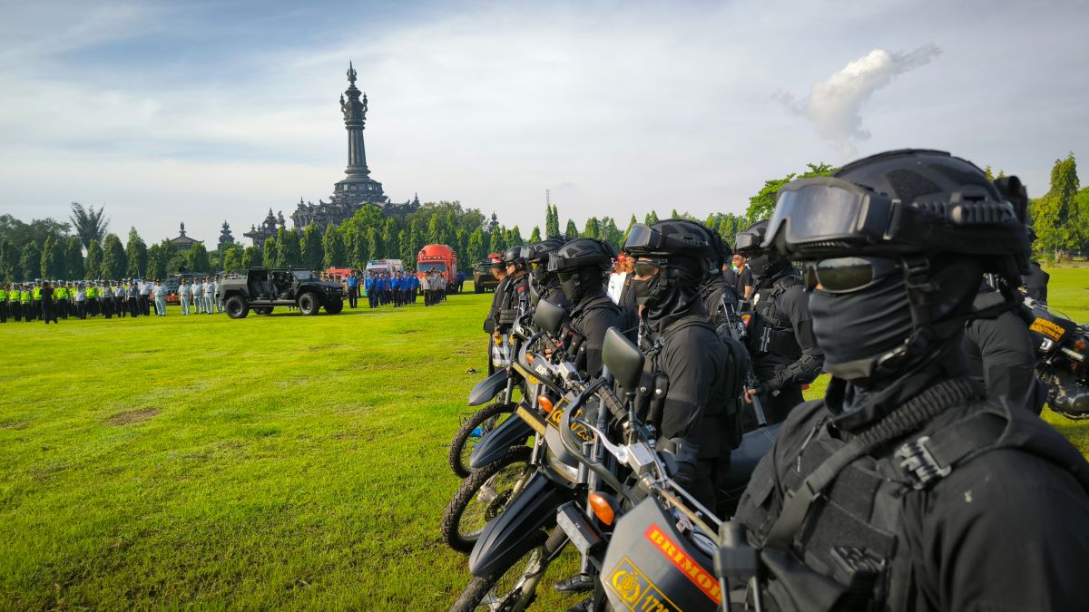 LANCARKAN MUDIK: Gelar pasukan pengamanan mudik 2024 dimulainya operasi Ketupat Agung oleh Polda Bali di lapangan Niti Mandala Renon (3/4/2024)