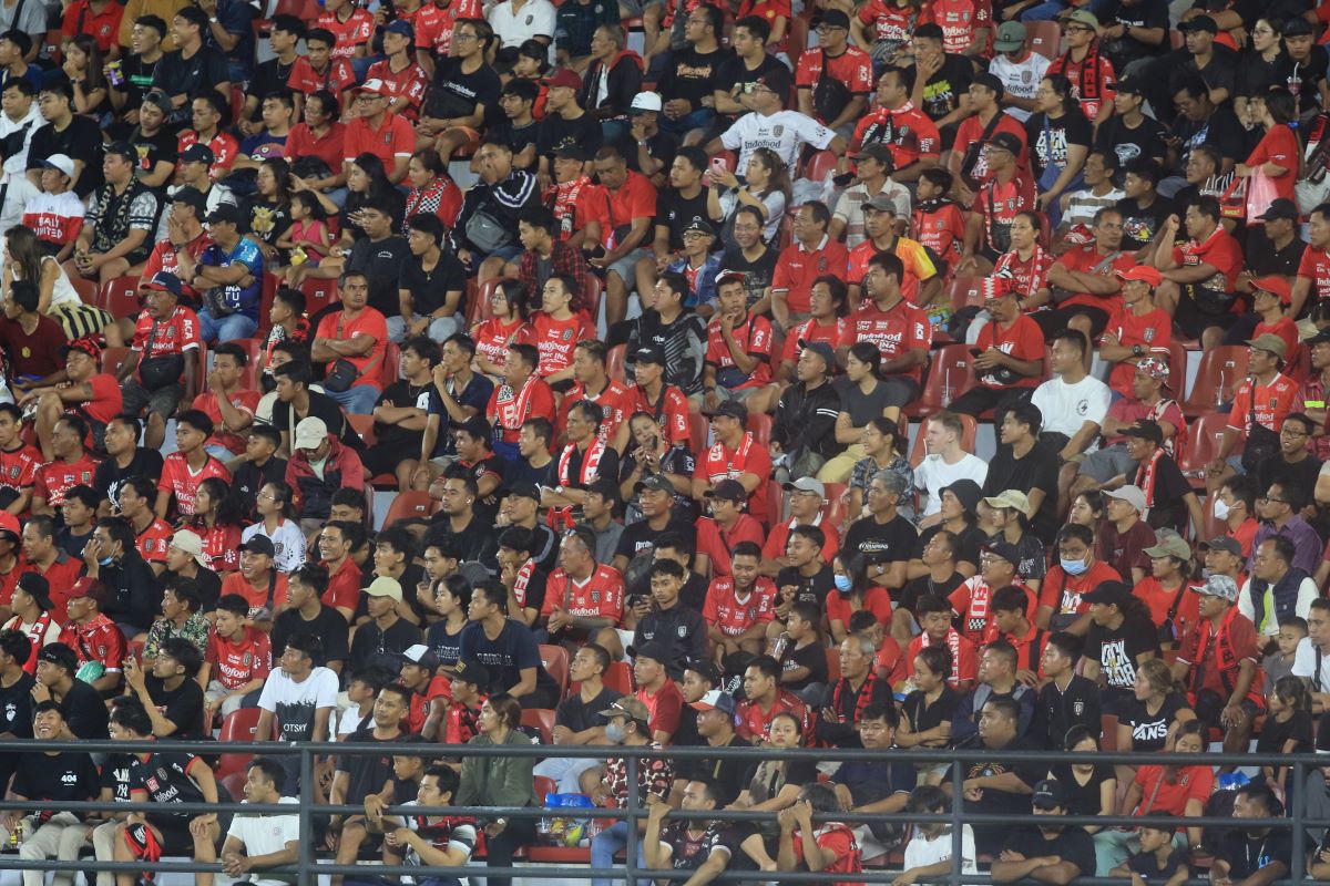 ANTUSIAS: Suasana ketika Stadion Kapten I Wayan Dipta Gianyar sesak dengan penonton saat laga Bali United vs Persija Jakarta, belum lama ini.