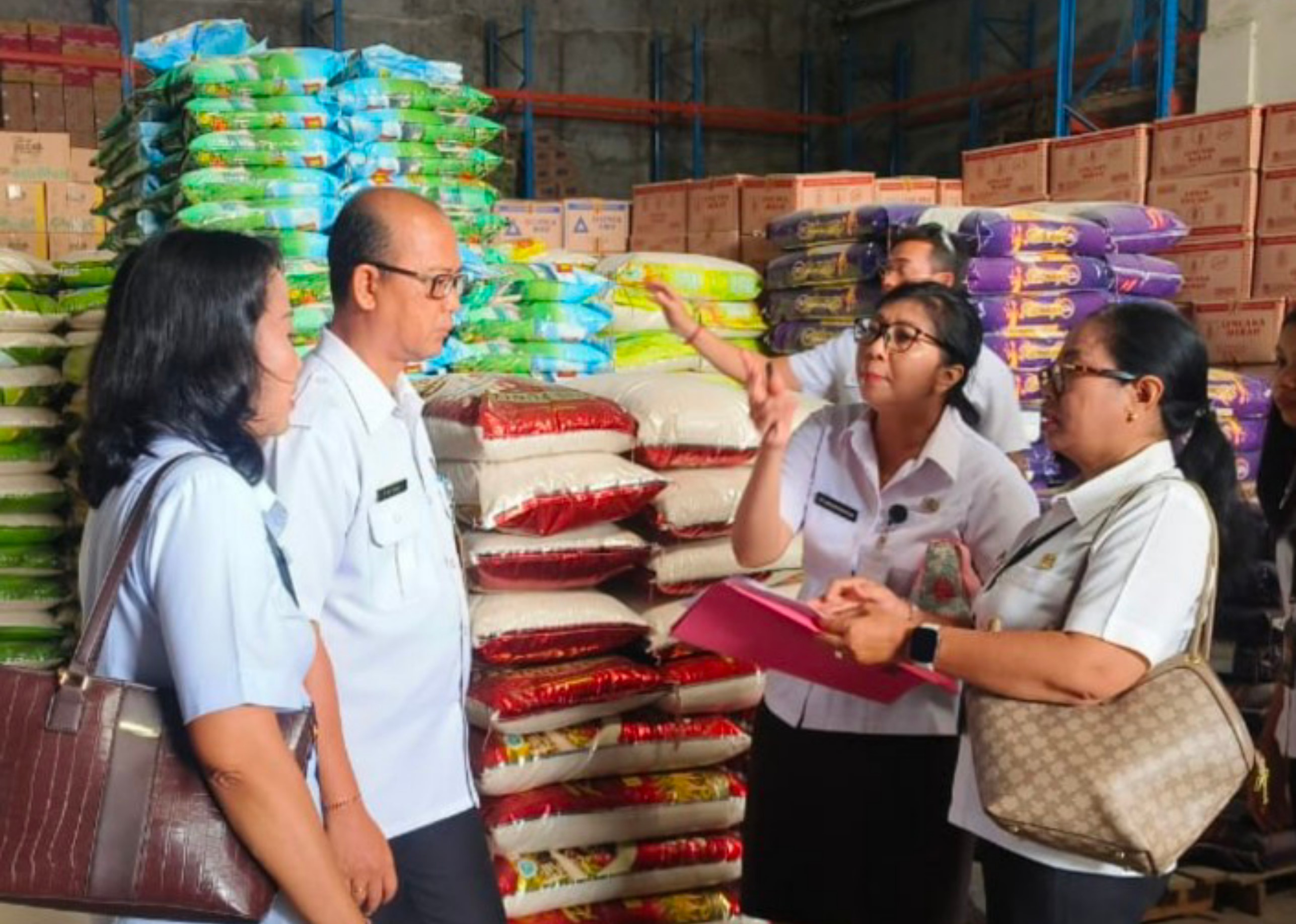 KENDALIKAN HARGA: Tim TPID saat turun memantau harga sembako di UD Sumber Pangan Gatsu pada Senin (3/4/2024).