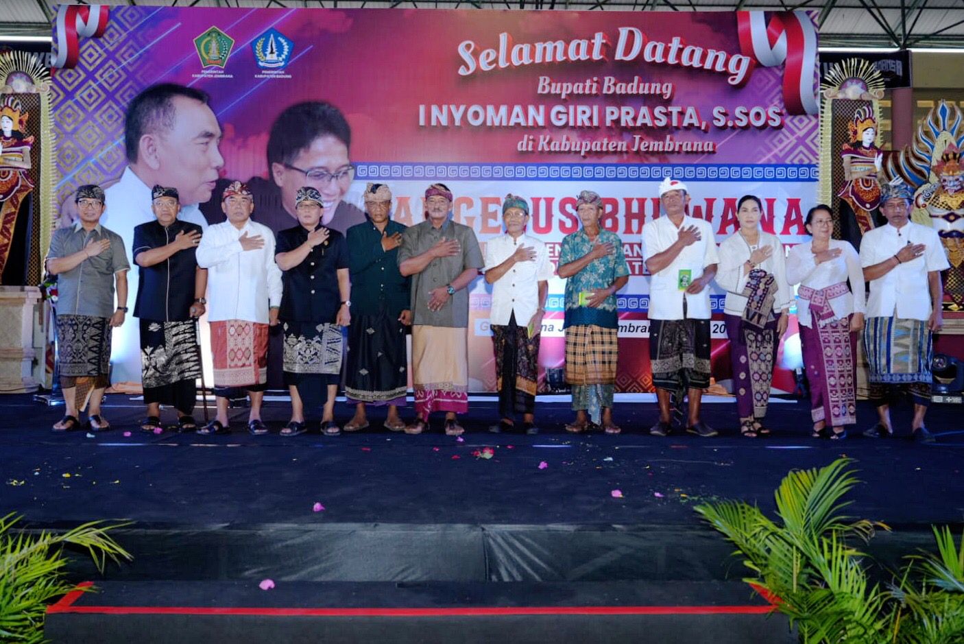 Bupati Giri Prasta bersama Ketua DPRD Putu Parwata dan Sekda Adi Arnawa disaat menyerahkan Hibah dan BKK Senila Rp. 100 M lebih di Kabupaten Jembrana, Kamis (4/4).