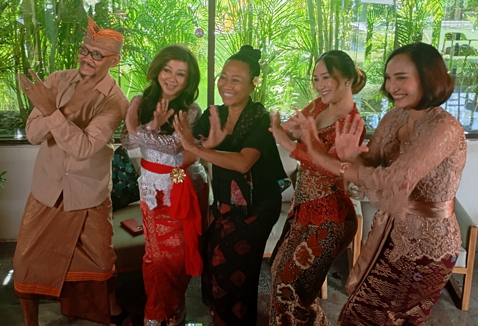 INSPIRASI: Dari kanan, Waty Silalahi Apenu, Echa Laksmi, Ni Luh Djelantik, Lenny Hartono dan Paul Suardi (5/4/2024). (Rosihan Anwar/Radar Bali)