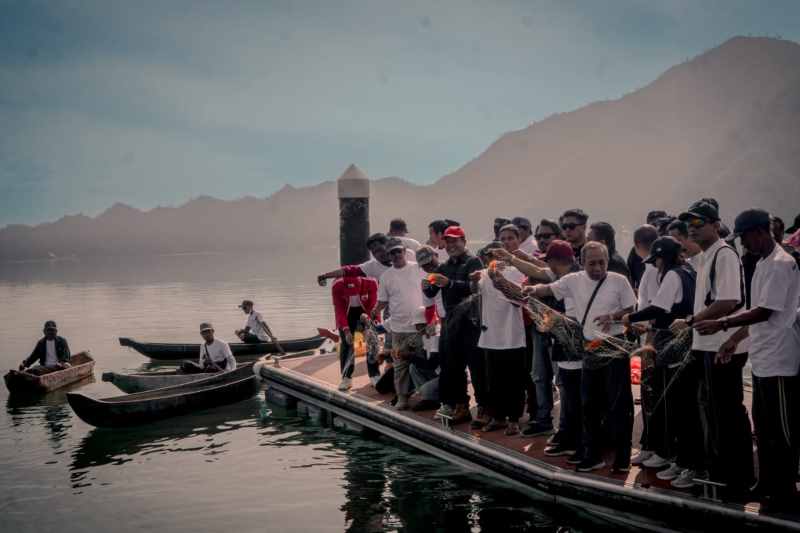 TEBAR BENIH IKAN : Aktivitas di Danau Batur untuk kelestarian hayati perikanan sangat diperlukan. (Istimewa)