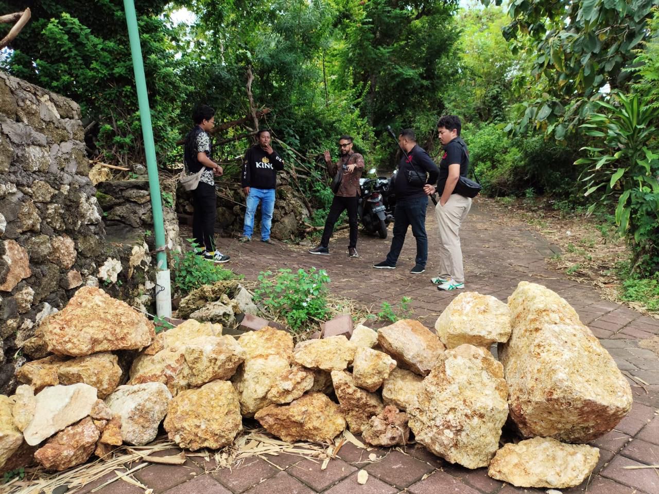 JANGGAL: Sudah sebulan Jemmi W tak bisa melanjutkan pembangunan rumah lantaran akses jalan ditutup dan diuruk dengan batu.