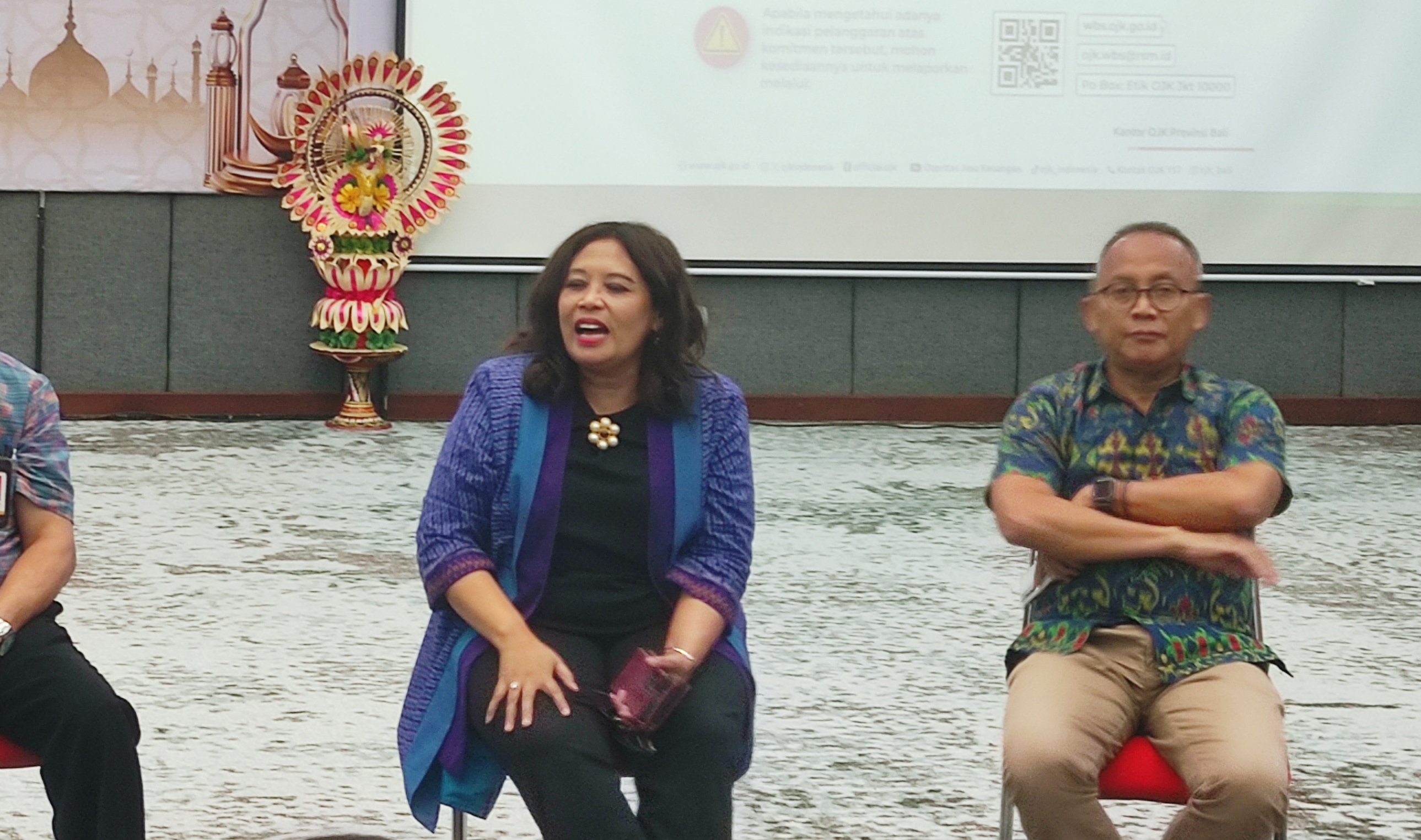 SALAH KELOLA: Kepala OJK Provinsi Bali, Kristrianti Puji Rahayu (kiri)
