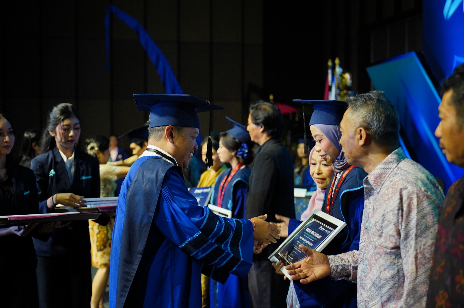 Suasana Wisuda ke-8  Primakara University di Bali Nusa Dua Convention Center (BNDCC) Kabupaten Badung, pada Sabtu 6 April 2024.