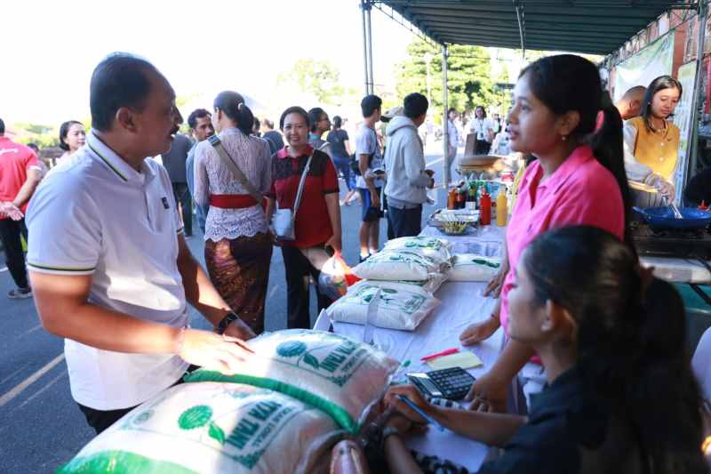 GELAR PASAR MURAH : Sembako di pasar murah di depan Pendopo Puri Agung Klungkung langsung diserbu warga. (Foto: Humas Pemkab Klungkung)