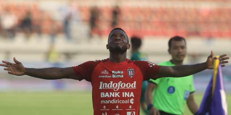 MELAWAN RASISME : Pemain sayap Bali United, Privat Mbarga. (miftahuddin mustofa halim/radar bali)