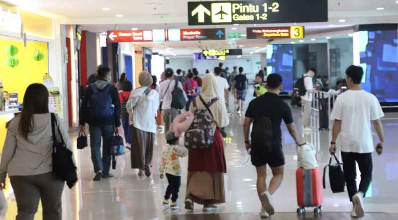MENINGKAT : Suasana di Bandara I Gusti Ngurah Rai di libur Lebaran. (Istimewa)