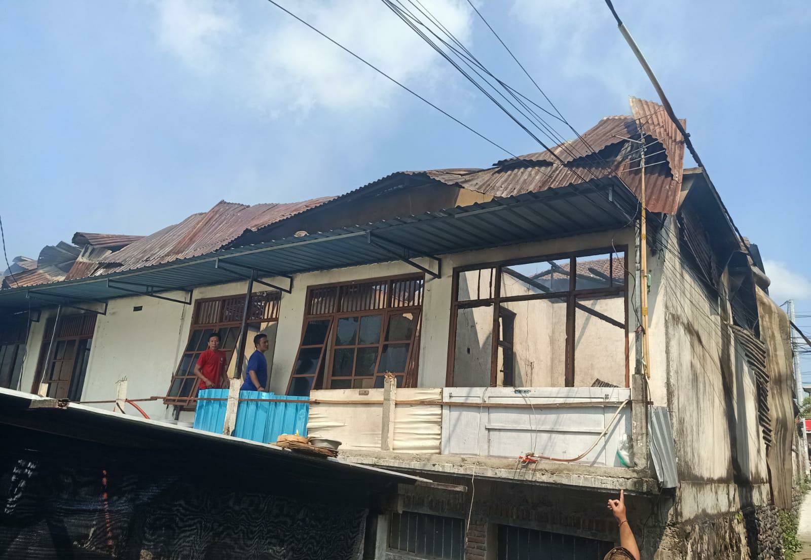 LUDES : Kondisi delapan kamar bangunan kos berlantai dua di Kelurahan Semarapura Klod Kangin, Kecamatan Klungkung, ludes terbakar. ( Foto: Humas Pemkab Klungkung)