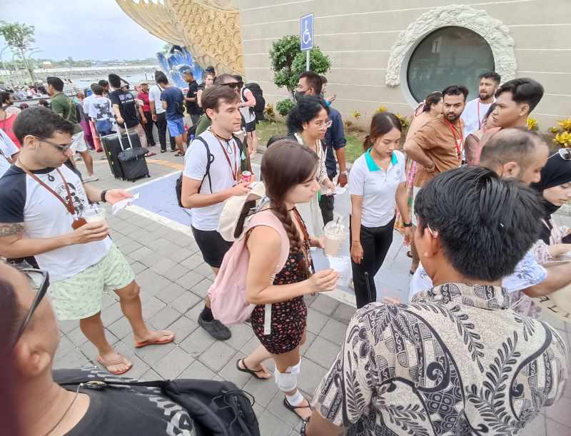RAMAI : Penumpang kapal di Pelabuhan Sanur di hari kedua Lebaran. (Foto: Adrian Suwanto/Radar Bali)