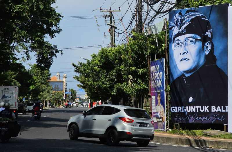 DUKUNG GIRI : Baliho  dukungan I Nyoman Giri Prasta maju Pemilihan Gubernur 2024 di Jalan Melati, Denpasar. (Foto: Ni Kadek Novi Febriani/Radar Bali)