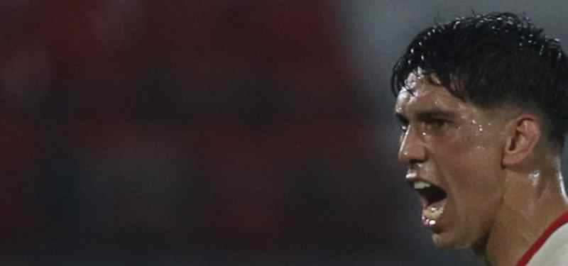 CEPAT MENYESUAIKAN DIRI : Elias Dolah, bek Tengah Serdadu Tridatu yang penggawa Timnas Thailand. (dok.radar bali)