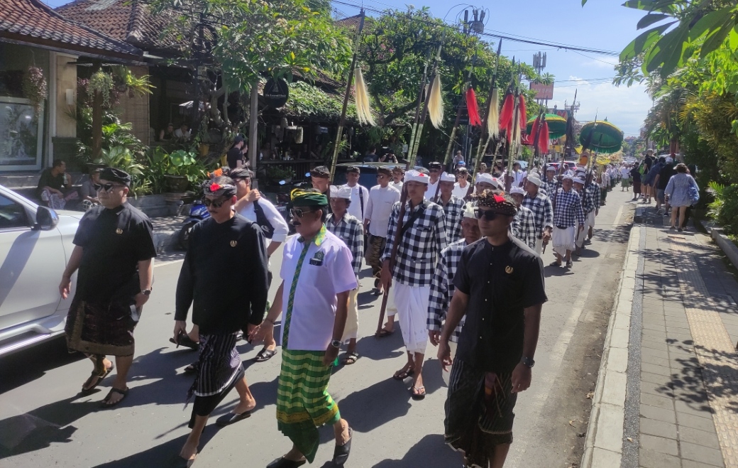 PERSEMBAHAN: Penglingsir Puri Ageng Mengwi Anak Agung Gde Agung (dua dari kanan depan) bersama semeton ke Puri Agung Ubud (13/4/2024). (Marsellus Pampur/Radar Bali)