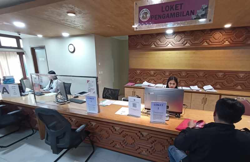 BERAKTIVITAS NORMAL LAGI : Suasana aktivitas pegawai Pemkot Denpasar di Mal Pelayanan Publik sebelum libur Lebaran. Selasa (16/4/2024) mereka bekerja normal lagi. (Adrian Suwanto/Radar Bali)