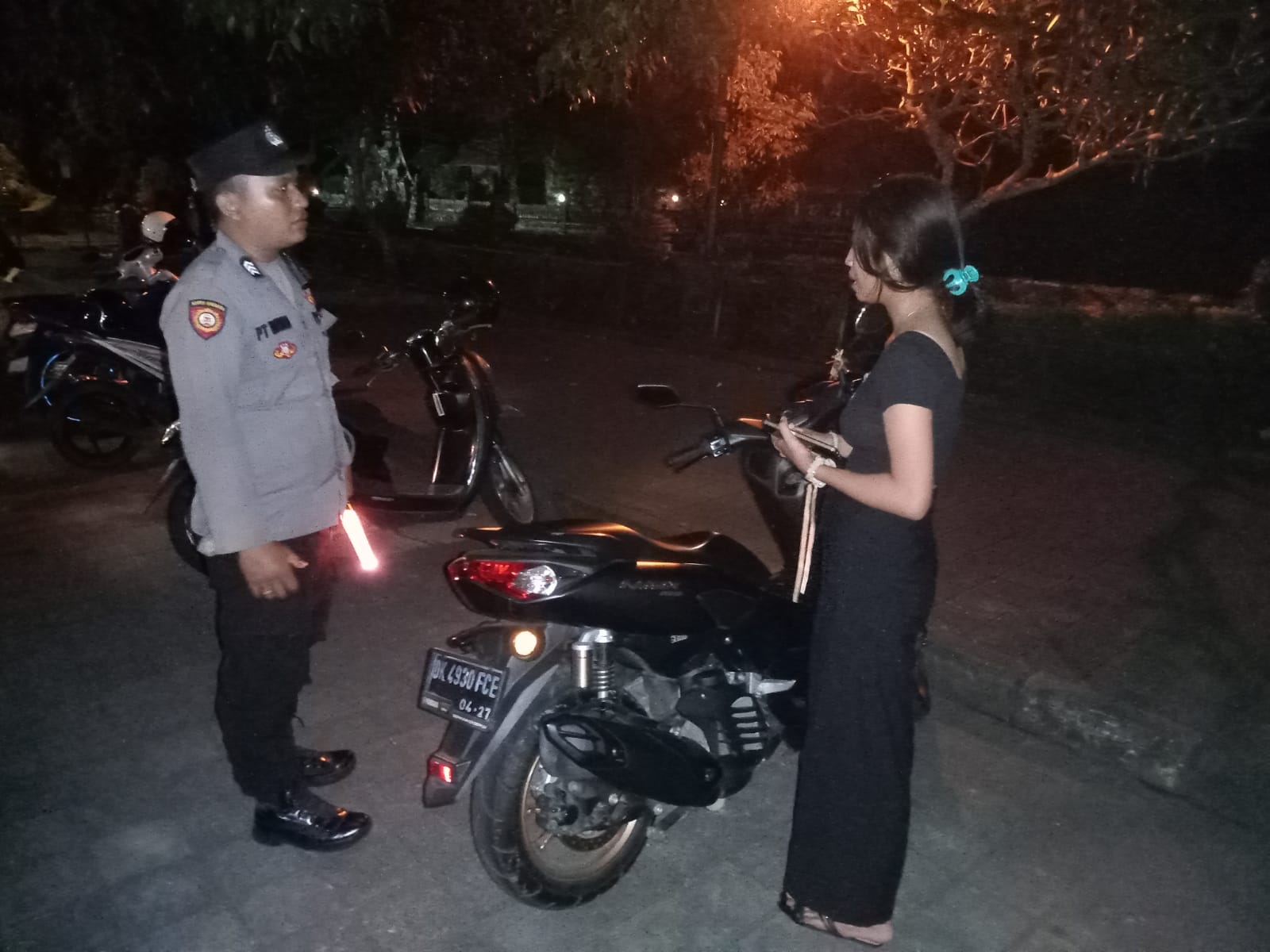 KEPERGOK: Tim razia blue light Samapta Polsek mengwi saat meminta remaja cewek yang ketahuan nongkrong hingga larut malam di kawasan Kapal Mengwi.