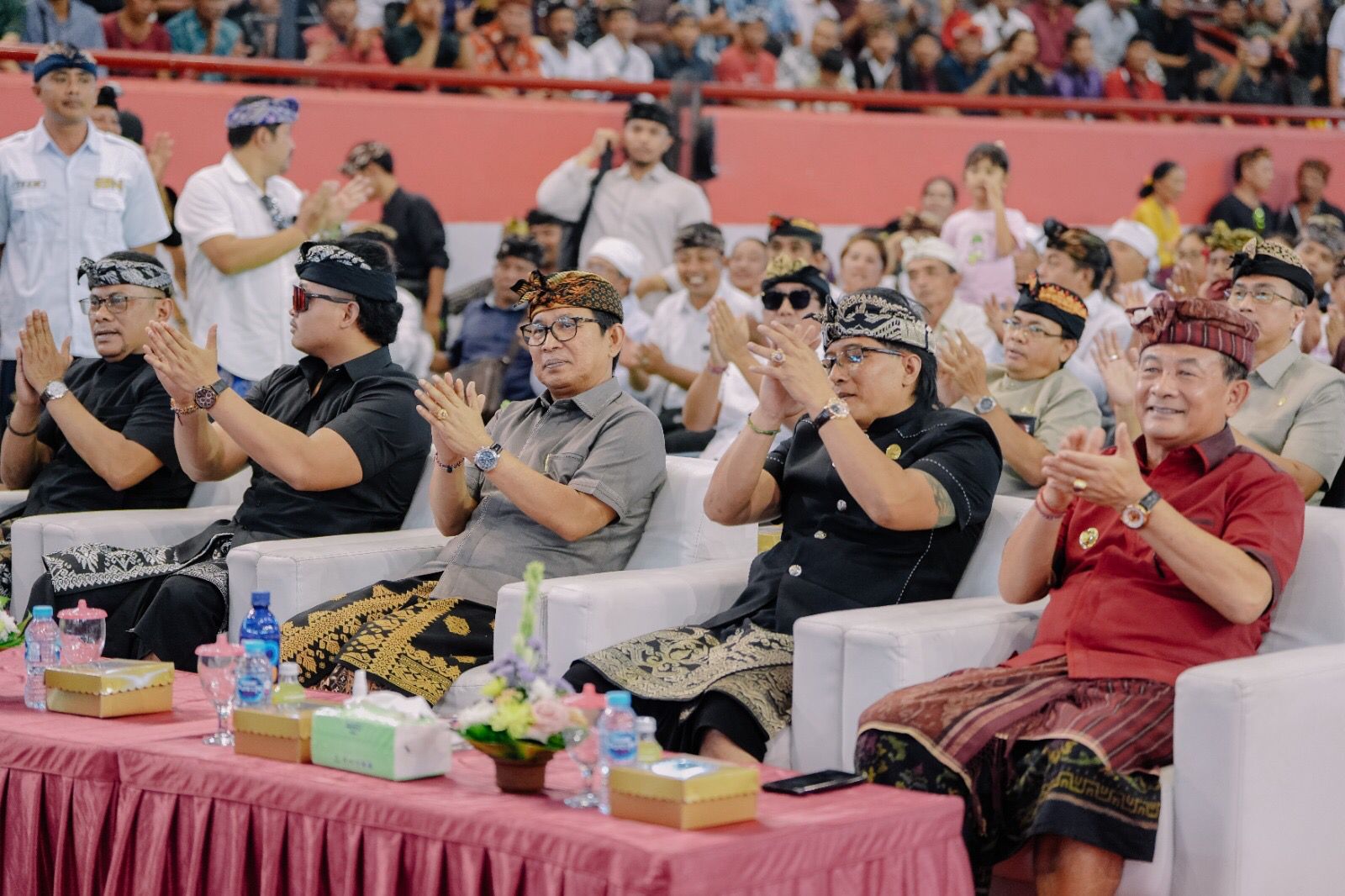 Bupati Badung I Nyoman Giri Prasta menyerahkan hibah yang bersumber dari APBD Kabupaten Badung tahun 2024 di GOR. Gunung Agung Karangasem, Rabu (17/4).