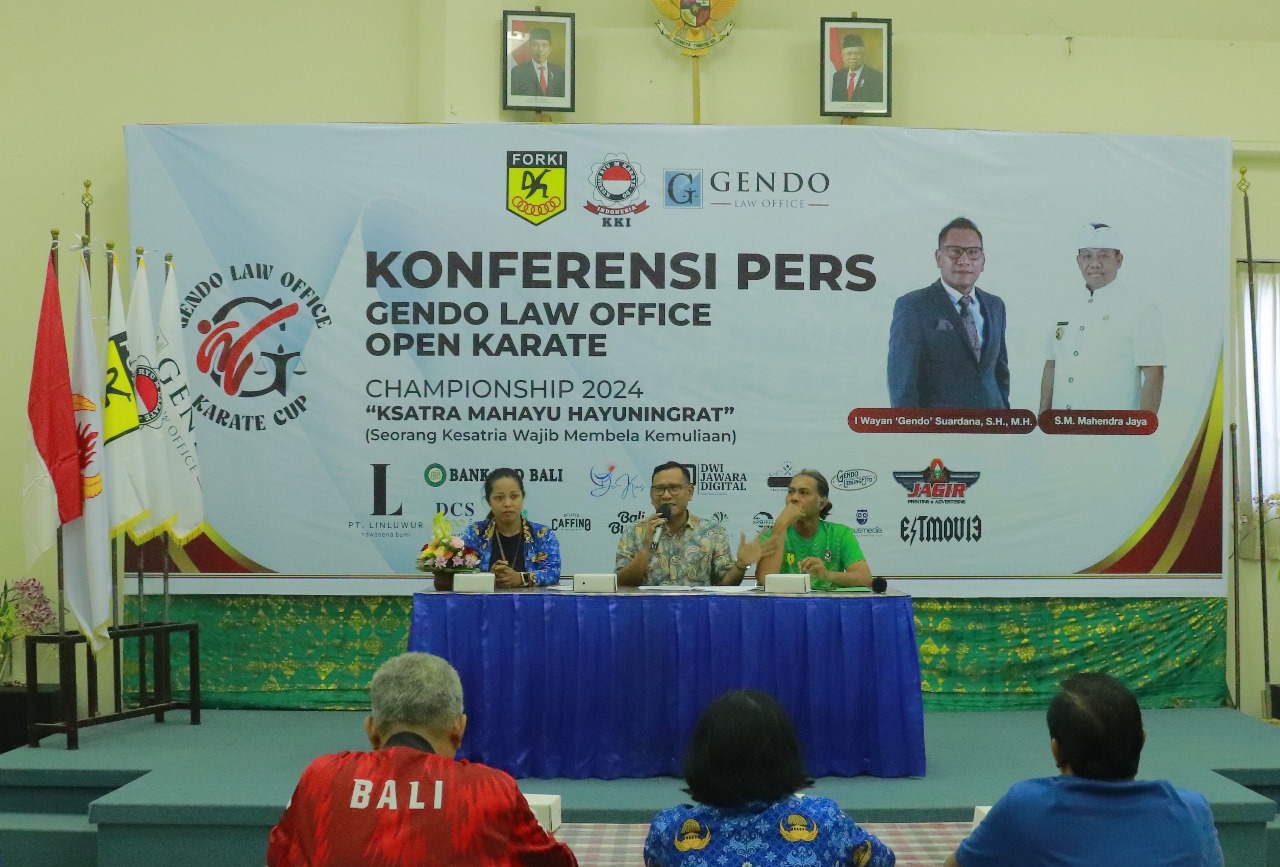 KSATRIA MAHAYU HAYUNINGRAT: I Wayan &ldquo;Gendo&rdquo; Suardana (tengah) dalam konferensi pers di KONI Bali, Denpasar (17/4/2024). (Gendo Law Office)