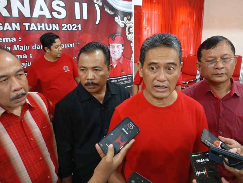 MULAI MUNCULKAN USULAN: Sekretaris DPC PDIP Buleleng, Gede Supriatna .(francelino junior)