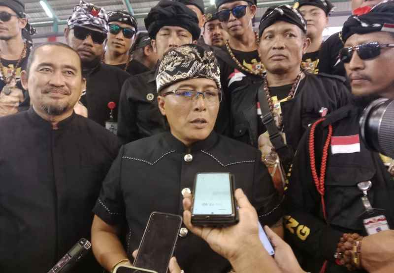 MENGELAK PERTANYAAN PILKADA: Bupati Badung, I Nyoman Giri Prasta (tengah) saat diwawancara media, Rabu (17/4/2024).(zulfika Rahman)