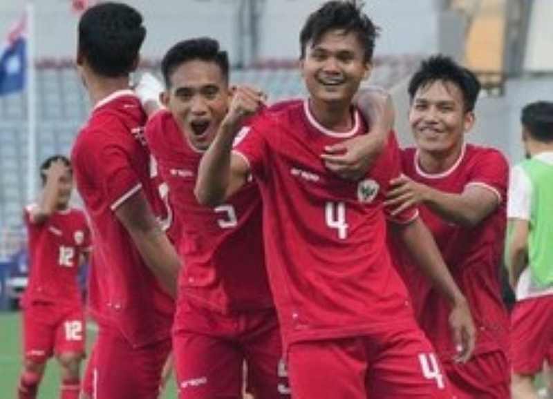 DARI BANGLI MENGUKIR SEJARAH : Pebola muda berbakat asal Bangli, I Komang Teguh(tengah), rayakan gol bersama rekan setim, Rizki Ridho dan Witan Sulaiman. (sumber  foto: Instagram Timnas Indonesia)