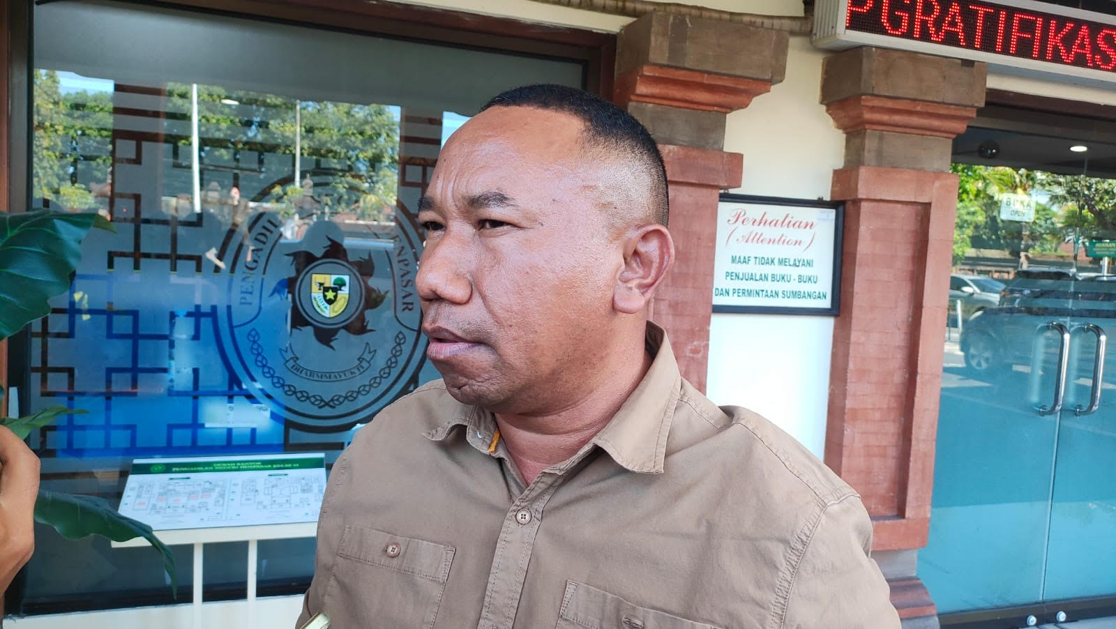 PANTANG MENYERAH : Kuasa Hukum Anandira Puspita Sari, Agustinus Nahak mengajukan gugatan pra peradilan di Pengadilan Negeri Denpasar. (foto: Putu Honey Dharma Putri W.)
