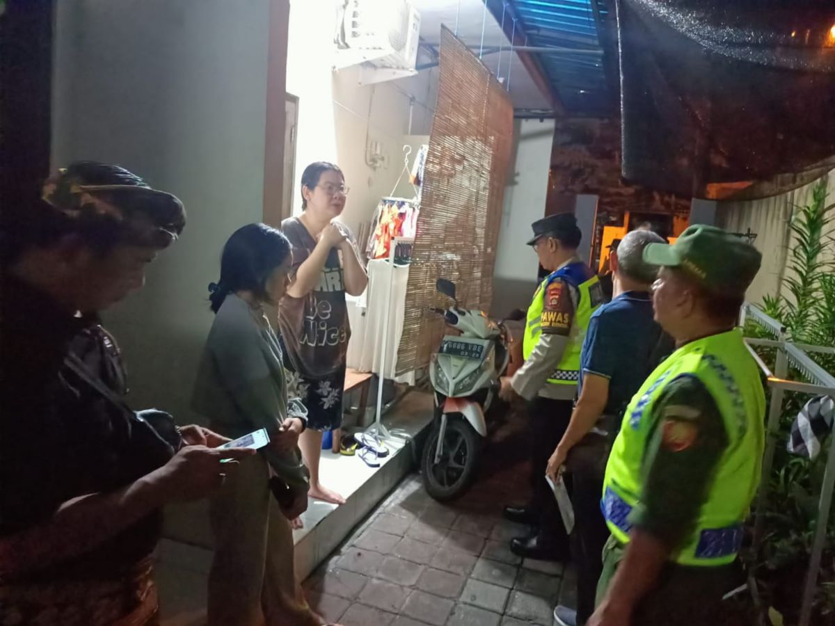 Aparat gabungan kelurahan renon saat mendatangi warga di kos-kosan kawasan Renon Denpasar