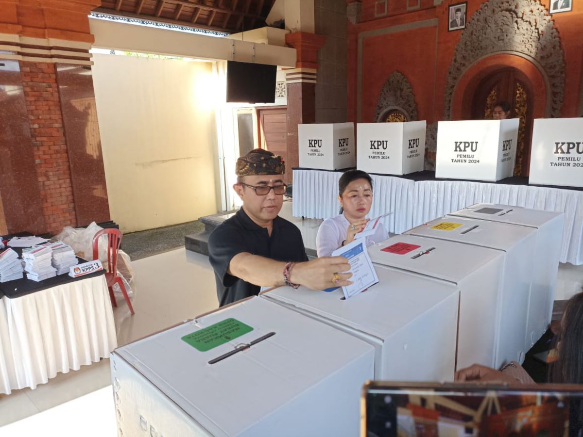 PERSIAPAN: Wali Kota Denpasar IGN Jaya Negara saat memasukkan surat suara di Pemilu 2024 baru lalu
