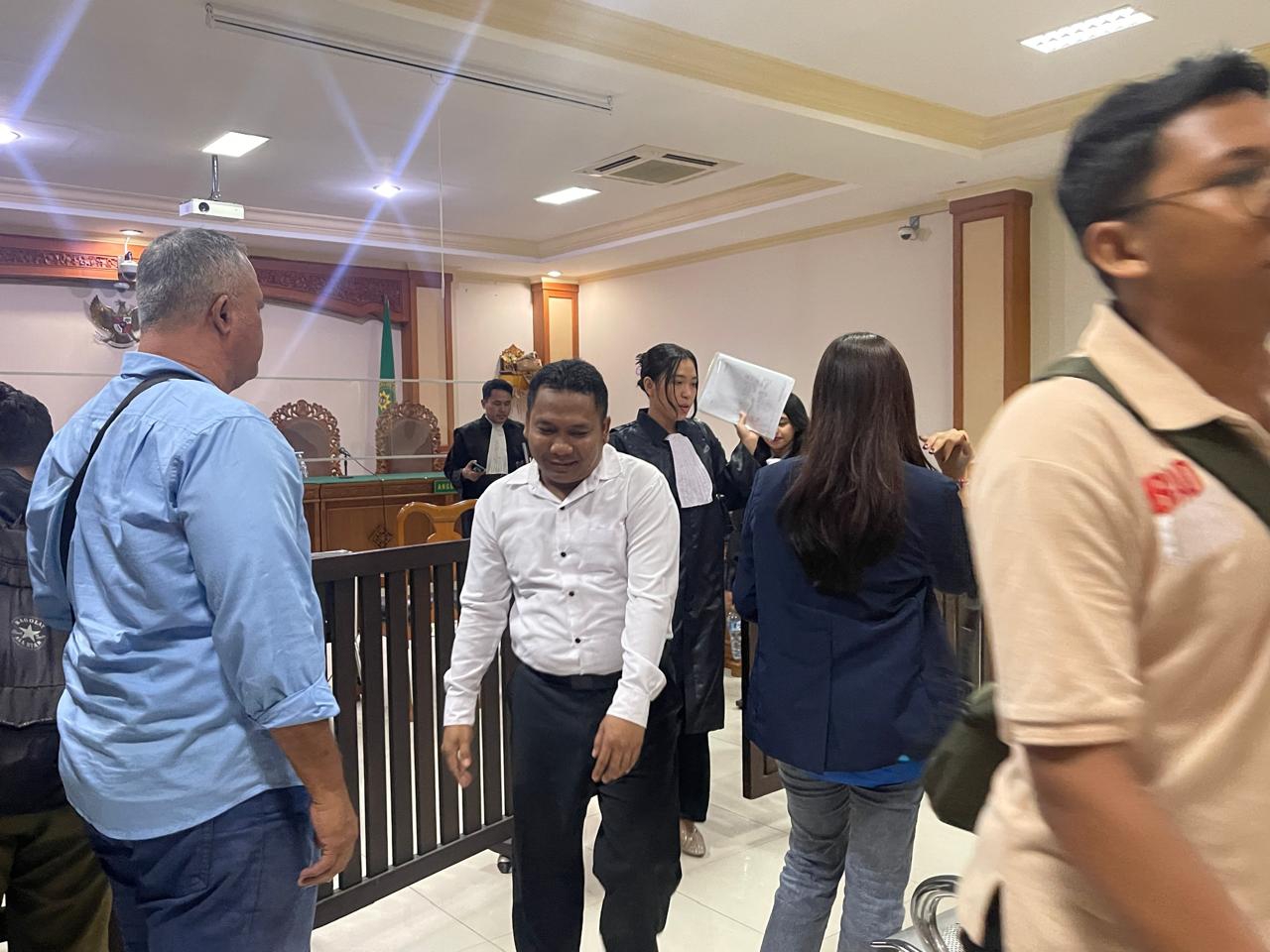 DIRINGANKAN: Terdakwa I Putu Suarya alias Putu Balik di Pengadilan Tipikor Denpasar, Jumat (19/4/2024).
