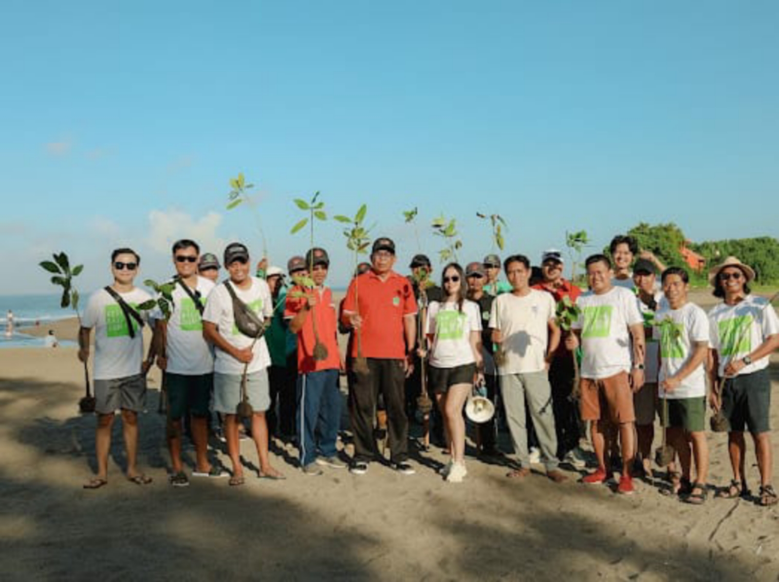 AKSI NYATA: Kegiatan FINNS Bali melakukan penanaman mangrove dan bersih-bersih di Pantai Berawa, Canggu, Sabtu (20/4/2024). (Foto: I Dewa Made Wisuda Dwipana)