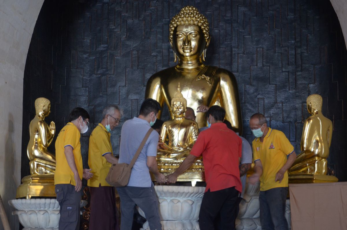 ULANG TAHUN: Sejumlah warga atau umat membersihkan Buddha Rupang