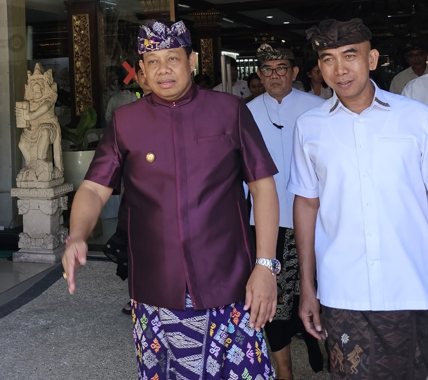 Pj Gubernur Bali Sang Made Mahendra Jaya (kiri) usai bertemu dengan utusan apple