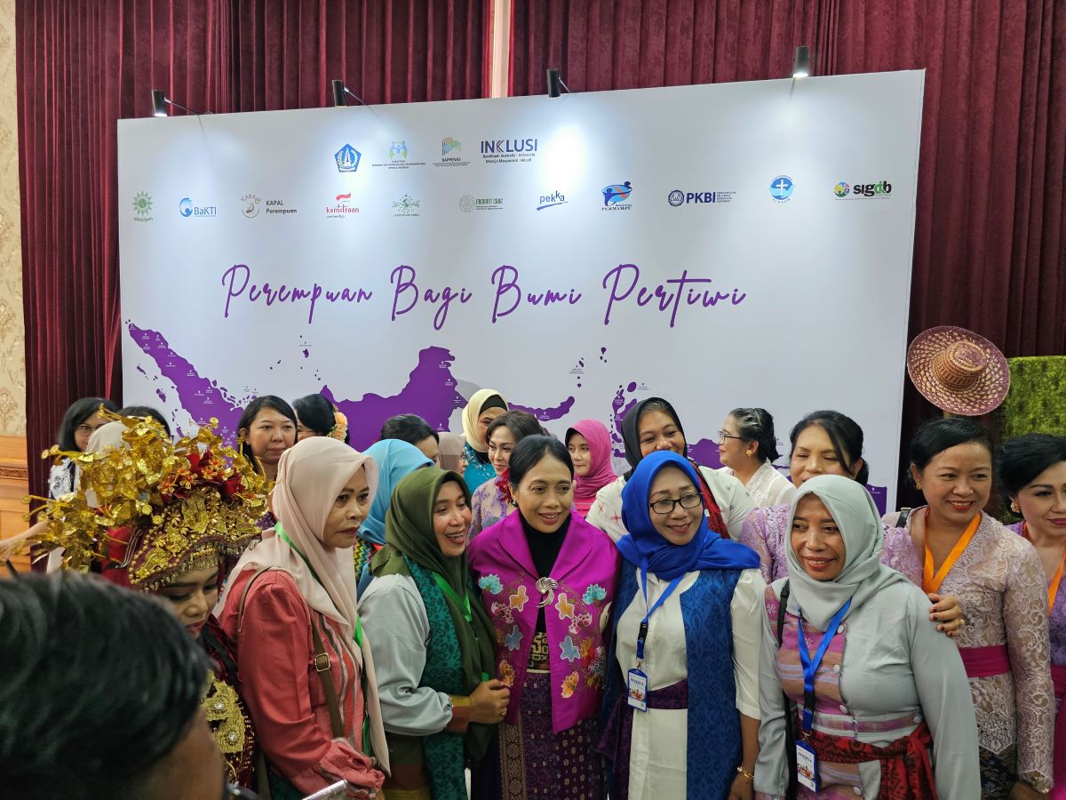 CELAH POLITIK: Menteri PPPA I Gusti Ayu Bintang Darmawati (baju ungu) berfoto usai acara pembukaan Puncak Munas Perempuan di Badung 20/4).