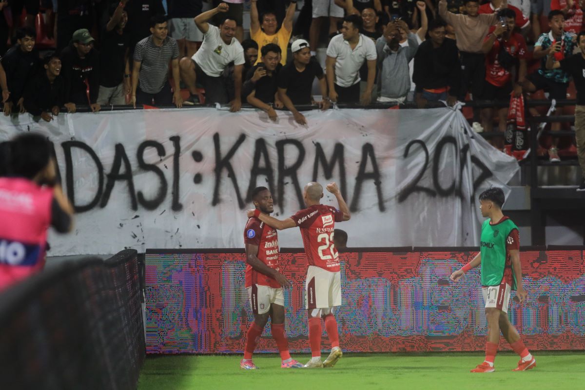 POIN: Private Mbarga dan M. Rashid berselebrasi mendekati penonton saat usai mencetak gol penentu kemenangan Bali United melawan Bhayangkara FC di Stadion Kapten I Wayan Dipta Gianyar, Sabtu malam.