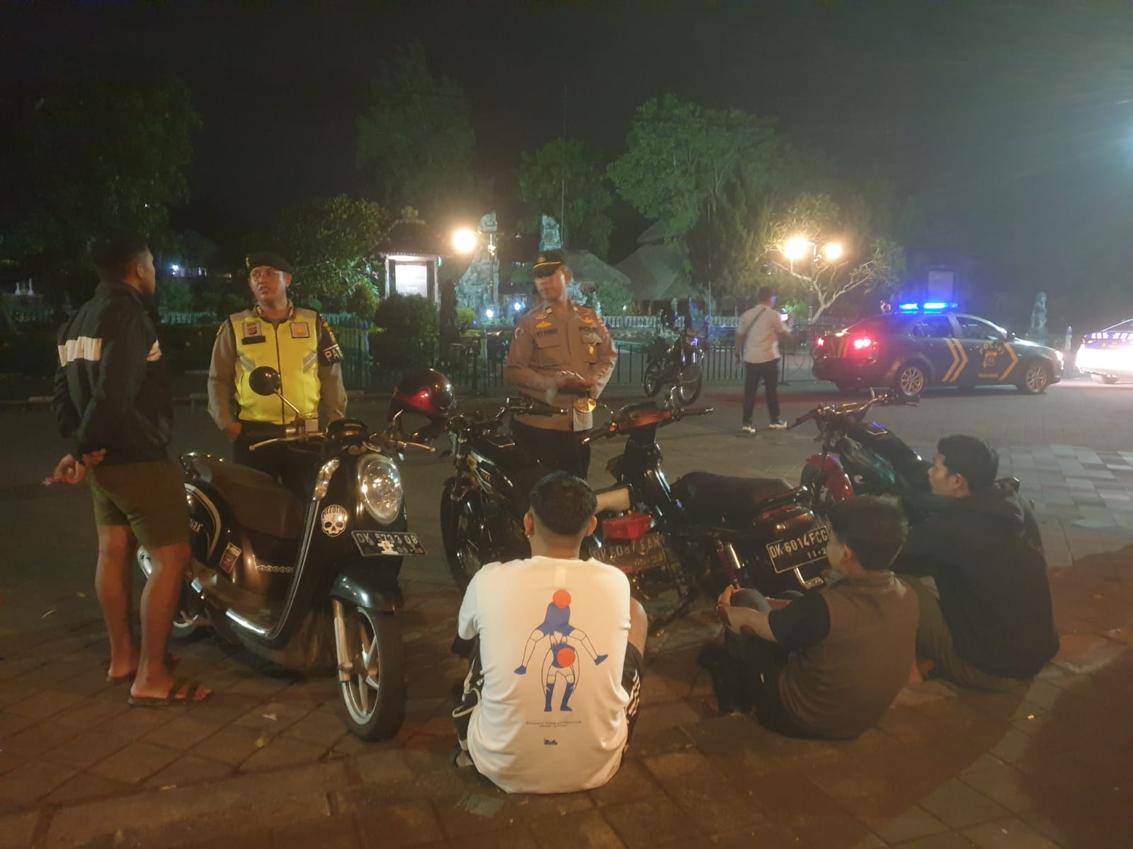 RAWAN KERIBUTAN: Sejumlah personel Polres Badung mendatangi anak-anak muda yang sedang nongkrong hingga larut malam di kawasan Mengwi Kamis malam (19/4/2024)