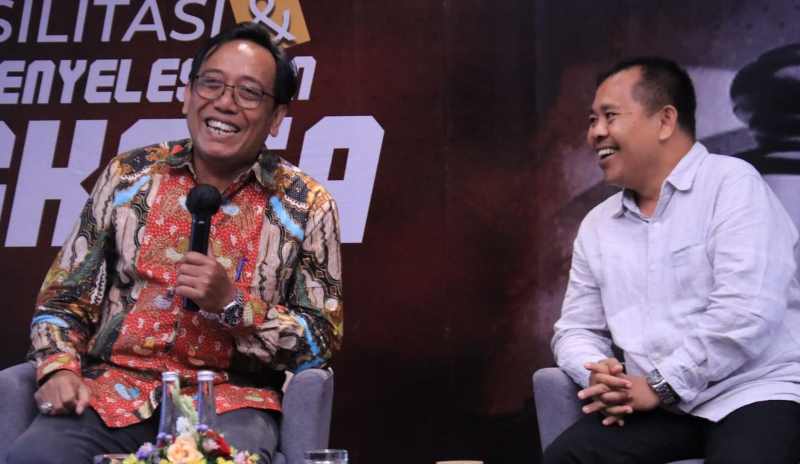BEBERKAN FAKTA LAPANGAN : Dewa Raka Sandi dan Anggota Bawaslu Bali Gede Sutrawan menyampaikan pemaparan beberapa waktu lalu. (Istimewa)