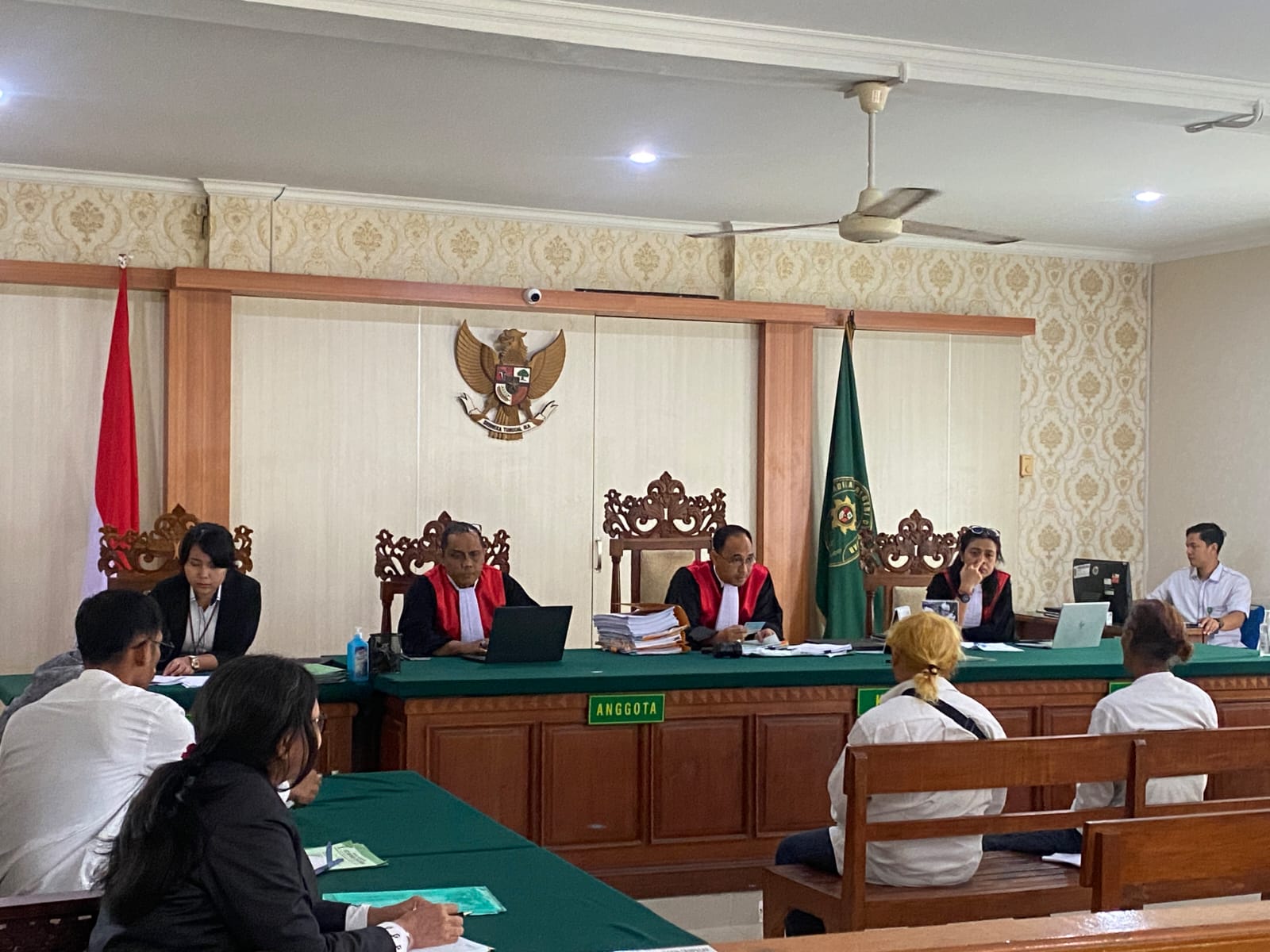 BERSAKSI: Dua warga Serangan yang bersaksi di PN Denpasar dalam perkara pencaplokan lahan oleh PT BTID