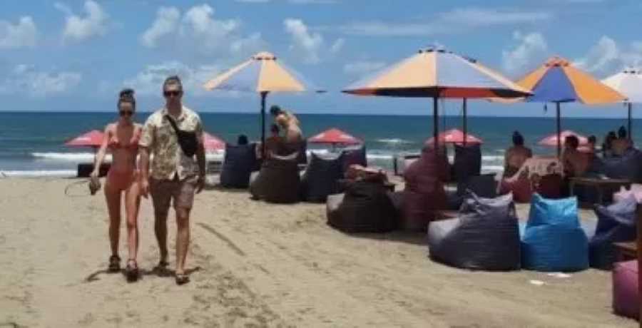 BERMACAM IZIN KUNJUNGAN : Wisatawan mancanegara di Kuta. (dok.radar bali)