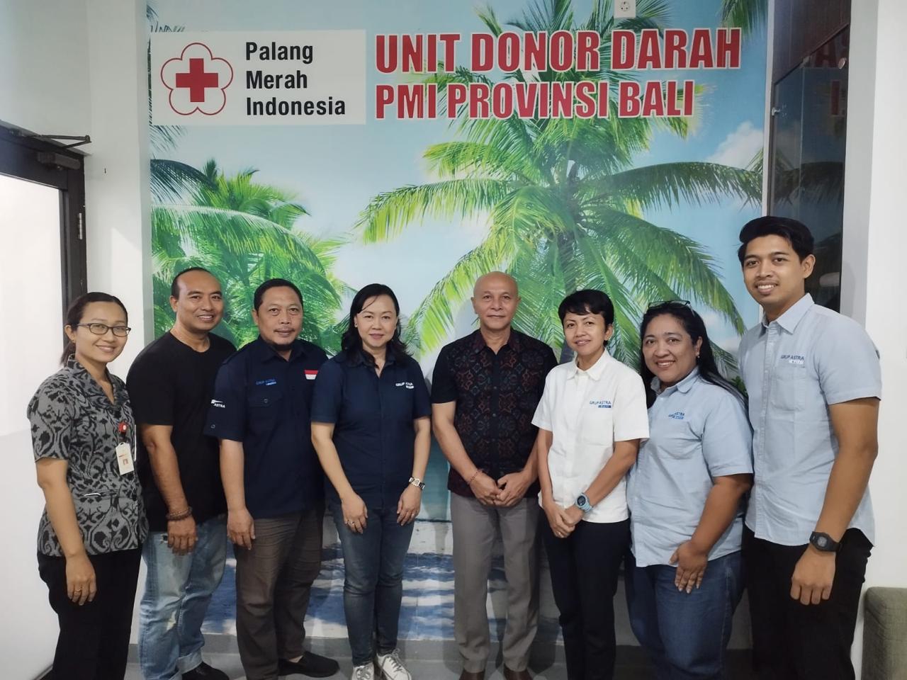 KUNJUNGAN: Pengurus internal Grup Astra Bali melakukan silaturahmi ke unit Donor Darah PMI Provinsi Bali, Denpasar, Selasa 23 April 2024. (Grup Astra Bali)