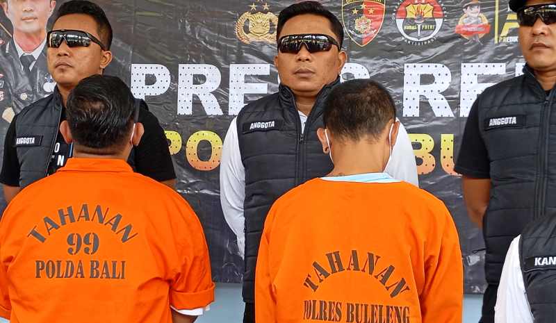 DIRINGKUS : Tersangka BY (posisi kiri, berbaju tahanan bernomor 99) saat dihadirkan dalam rilis di Polres Buleleng. (francelino junior)