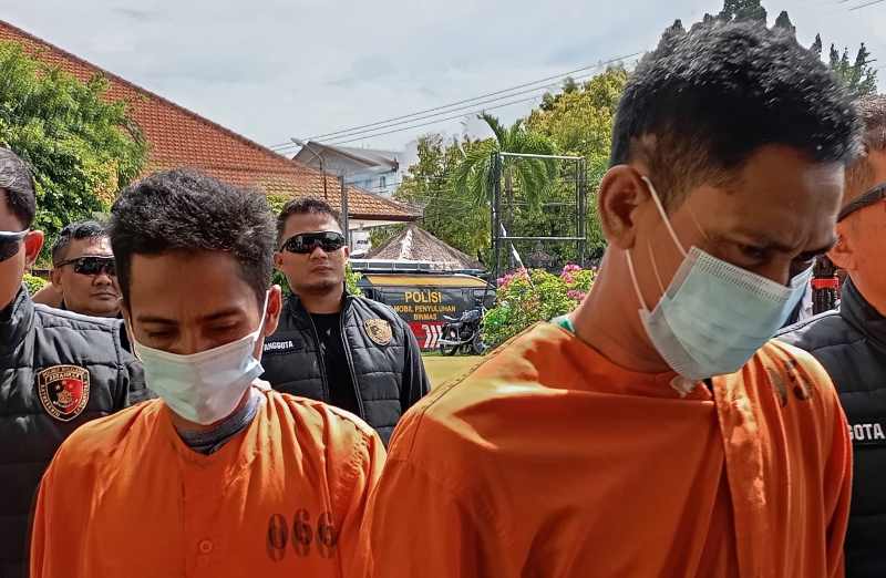SUSUL REKANNYA: Bas (kiri baju tahanan nomor 066) dan Lotot (kanan), dua DPO perburuan liar satwa di TNBB yang berhasil ditangkap polisi. (francelino junior)