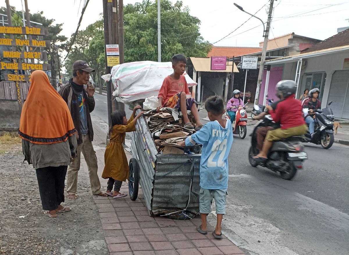 LEBIH BAIK: Sekeluarga asal Jawa Timur ini memilih merantau dan menjadi pemulung di Bali karena ternyata mampu perbaiki ekonomi ketimbang di daerah asalnya.