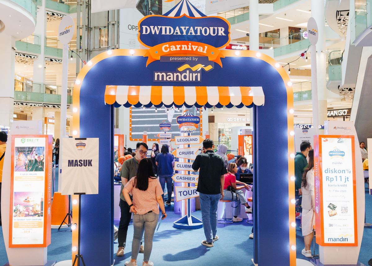 BERKEMBANG: Stan pameran Dwidaya Tour yang menawarkan paket perjalanan wisata ke destinasi memikat.