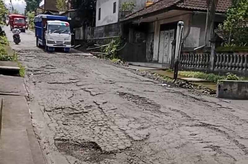RUSAK PARAH : Kondisi jalan menuju Pura Pasar Agung rusak parah sejak puluhan tahun. (Istimewa)