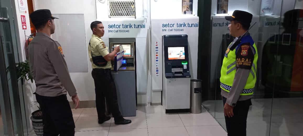 CEGAH KEJAHATAN PERBANKAN: Polisi sedang mendatangi gerai ATM salah satu bank di Badung