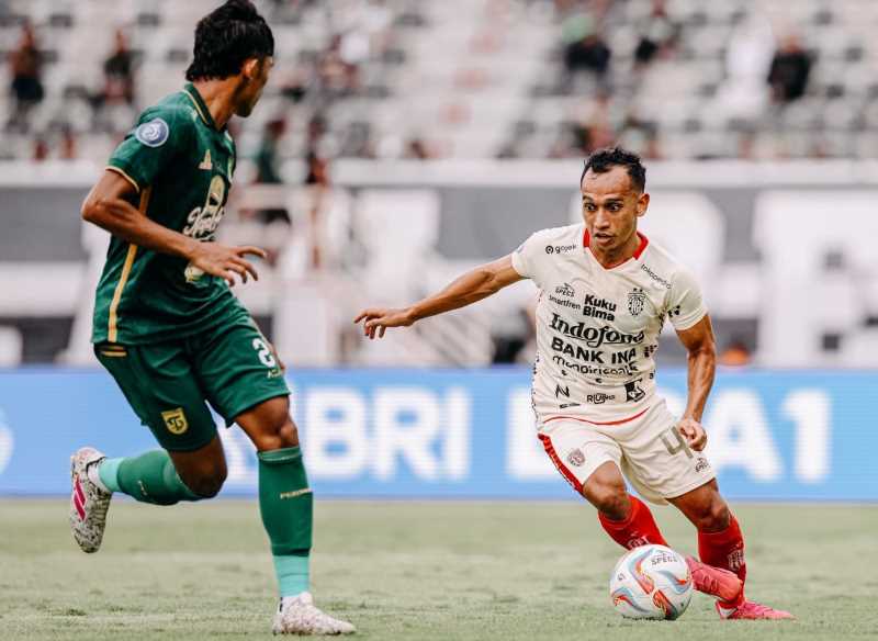 SUKSES BOBOL GAWANG MANTAN : Irfan Jaya saat menggocek bola di Stadion Gelora Bung Tomo dan akhirnya juga sukses menyarangkan gol kemenangan di menit ke-35 (foto:media bali united)