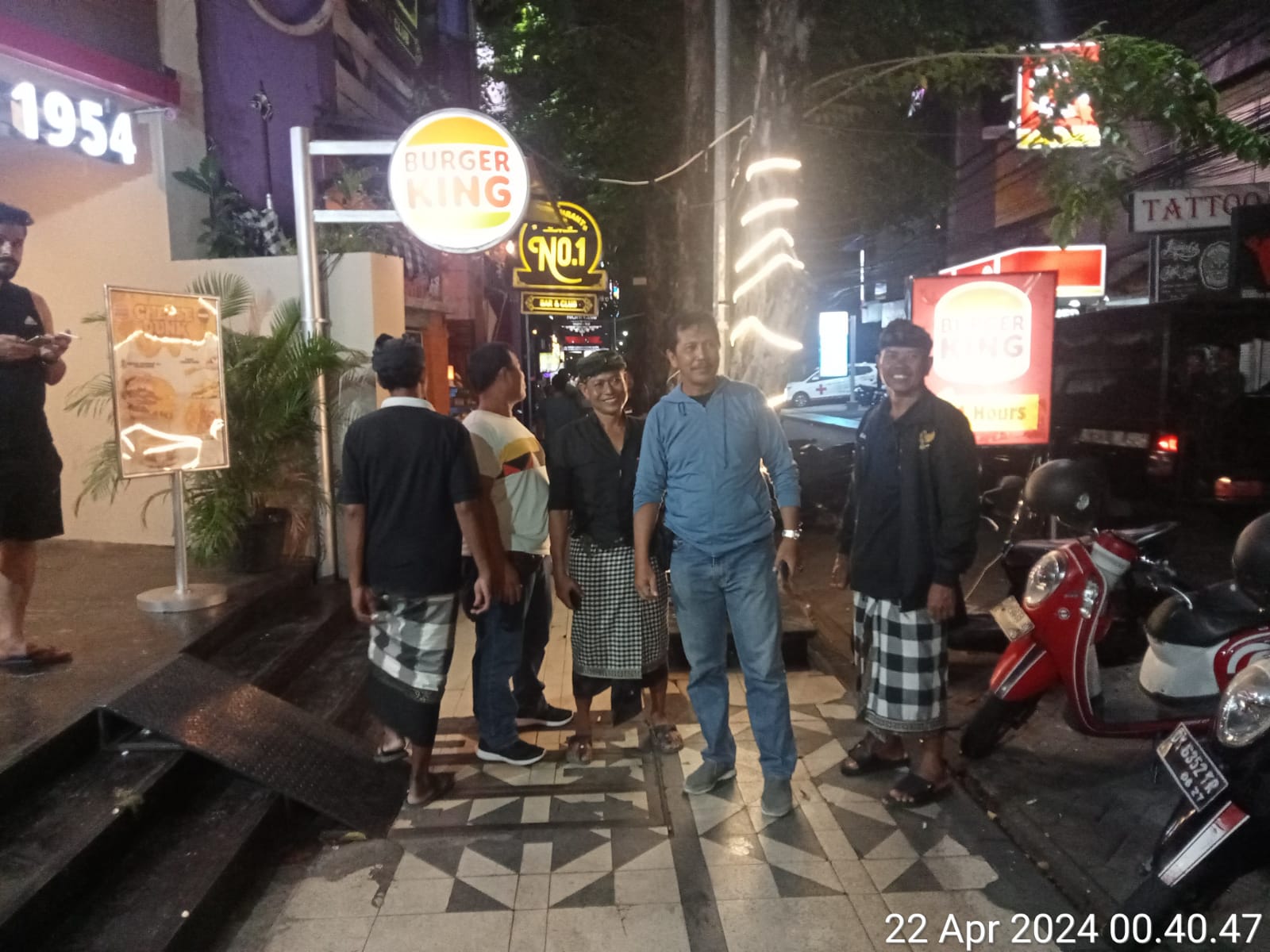 TAK AMAN: P:olisi bersamna Pecalang berkolaborasi memberantas kejahatan jalanan seperti jambretr.