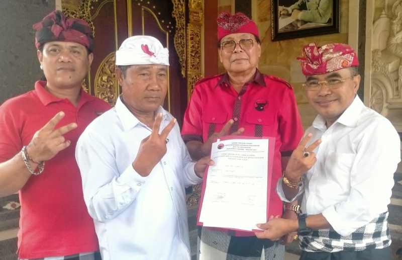 SIAP IKUT PENJARINGAN: (Dari kanan) petahana I Made Edi Wirawan bersama kader-kader PDIP Tabanan usai mengambil formulir pendaftaran di Kantor DPC PDIP Tabanan.  (foto: juliadi/radar bali)