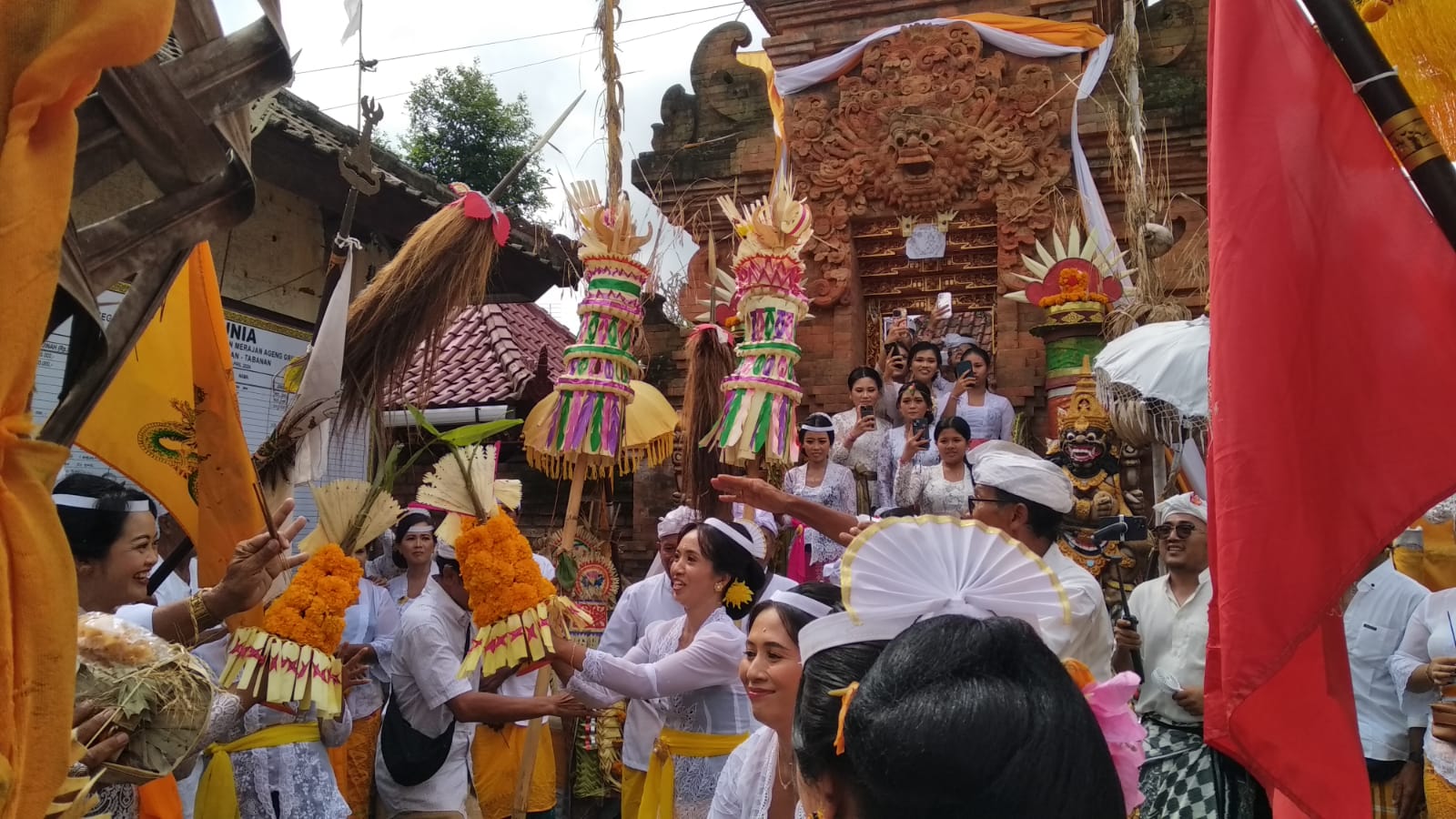 Suasana Perang Tembok yang dilakukan secara simbolik sebagai puncak upacara Ngenteg Linggih di Griya Jumpung Tabanan (23/4/2024)