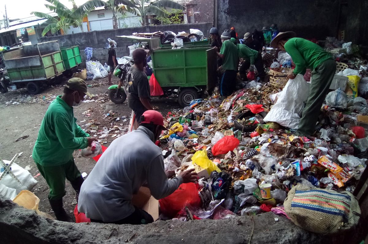 OLAH LANGSUNG: Pengolahan sampah di salah satu TPS3R di Kota Denpasar