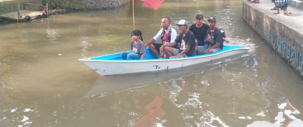 MANFAATKAN LINGKUNGAN : Suasana wisata air wahana perahu di Sungai Dati yang dikembangkan masyarakat Desa Nyitdah, Kecamatan Kediri ,Tabanan. (juliadi)